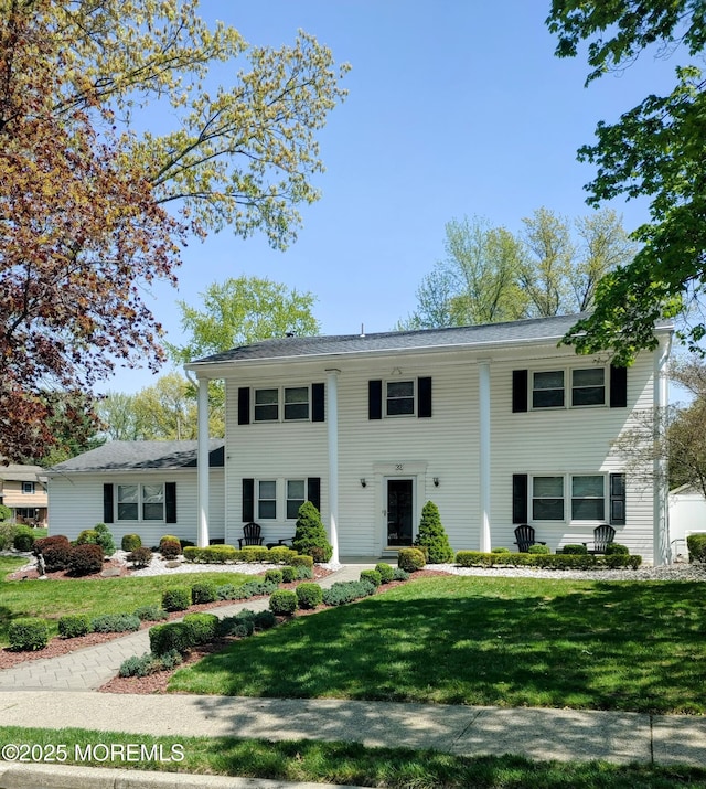 view of front facade with a front lawn