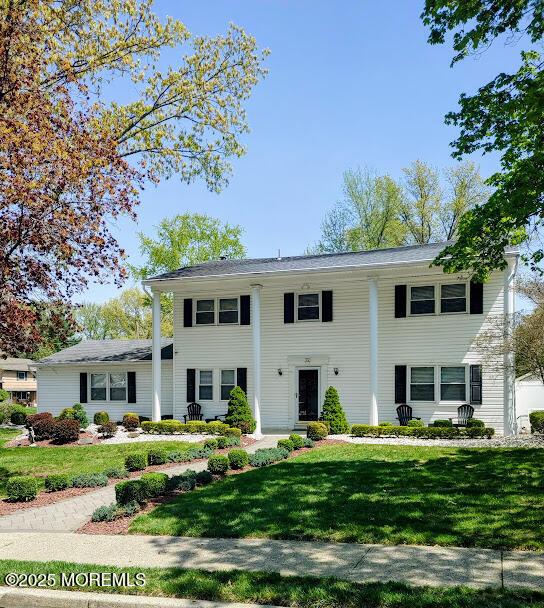 view of front facade featuring a front yard
