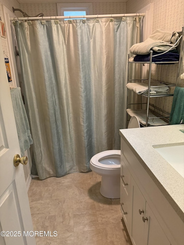full bath featuring vanity, toilet, and a shower with shower curtain