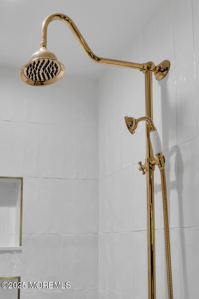 details with a tile shower