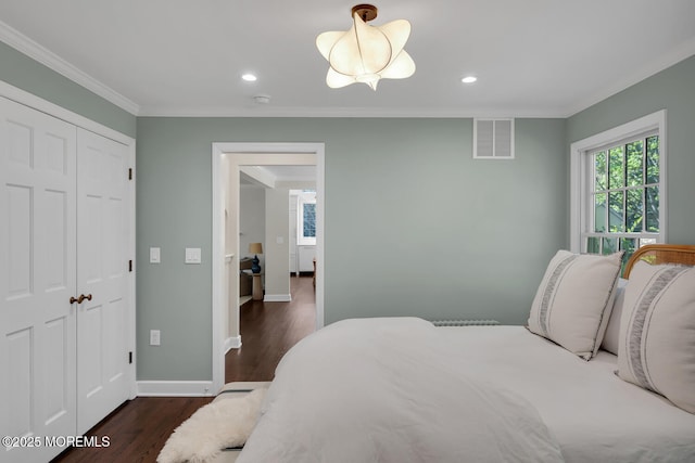 bedroom featuring visible vents, crown molding, wood finished floors, baseboards, and recessed lighting