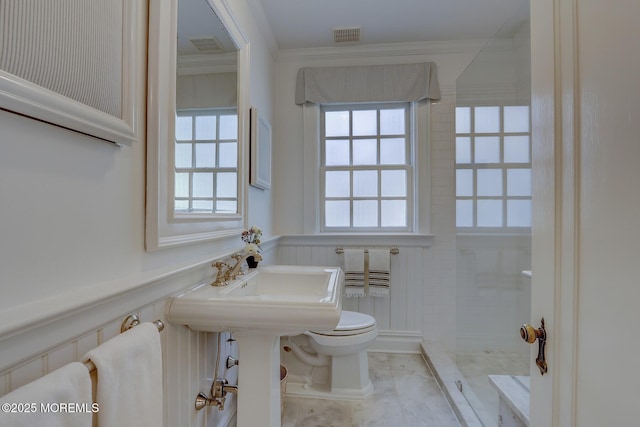 full bathroom with plenty of natural light, a tile shower, toilet, and visible vents