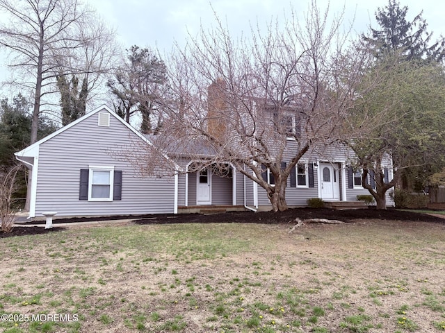 view of front of home featuring a front lawn