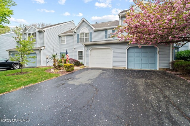 view of front facade with driveway