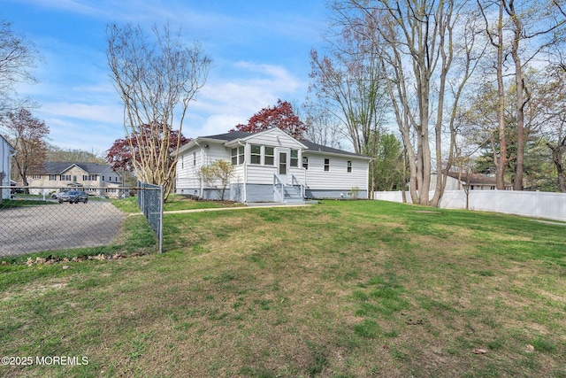 view of front of house featuring fence and a front lawn