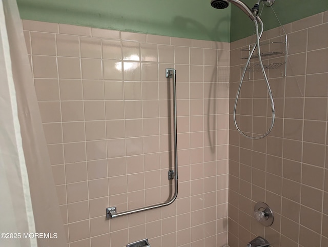 bathroom featuring tiled shower / bath