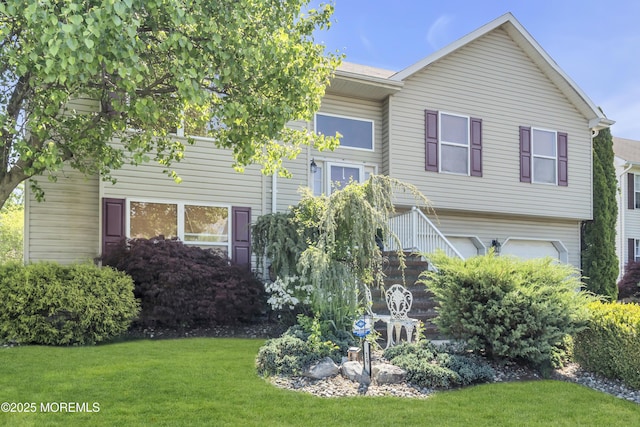 view of front of house with a front lawn