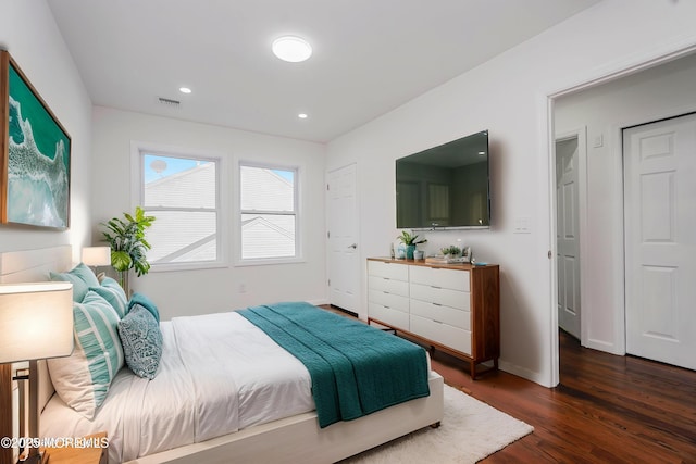 bedroom featuring dark wood-type flooring, visible vents, recessed lighting, and baseboards