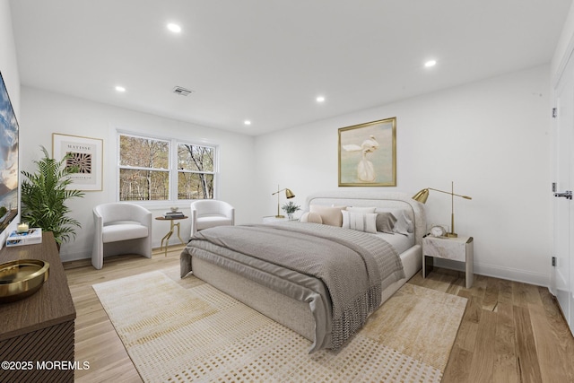 bedroom featuring light wood-style floors, baseboards, recessed lighting, and visible vents