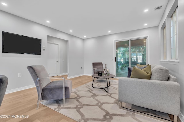 living room featuring visible vents, recessed lighting, baseboards, and light wood-style floors
