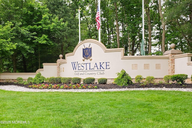 community sign with a yard
