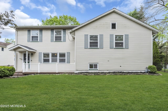 view of front facade with a front yard