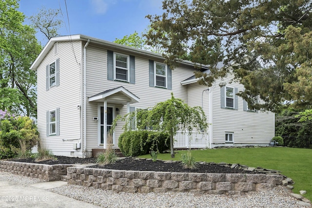 view of front of home featuring a front lawn