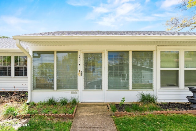 property entrance featuring a shingled roof