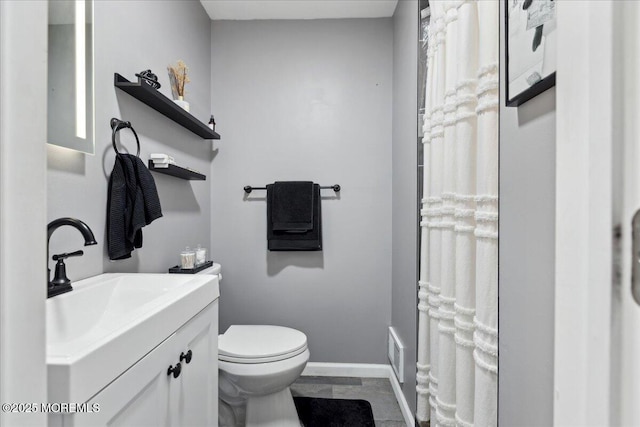 full bathroom featuring visible vents, baseboards, toilet, and vanity