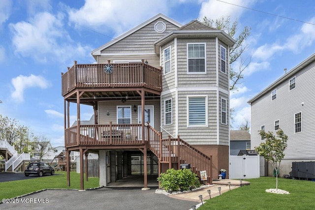 view of front of property featuring a gate, a carport, aphalt driveway, and a front yard