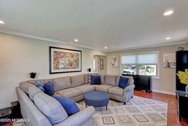 living room featuring crown molding, recessed lighting, baseboards, and wood finished floors