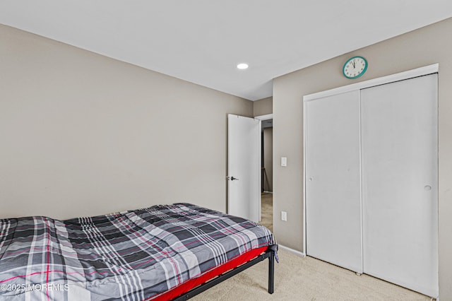 bedroom featuring carpet floors, recessed lighting, and a closet