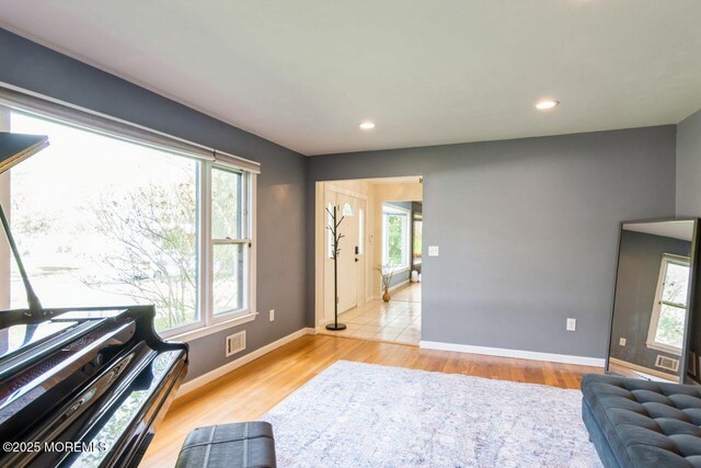 living area with visible vents, recessed lighting, baseboards, and light wood finished floors
