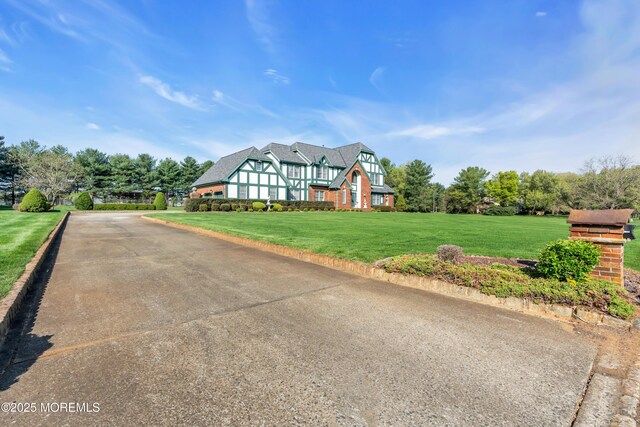 view of front facade featuring a front lawn