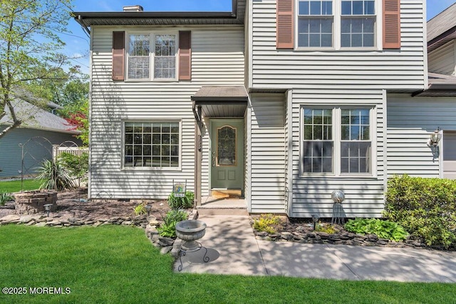 view of front facade featuring a front yard