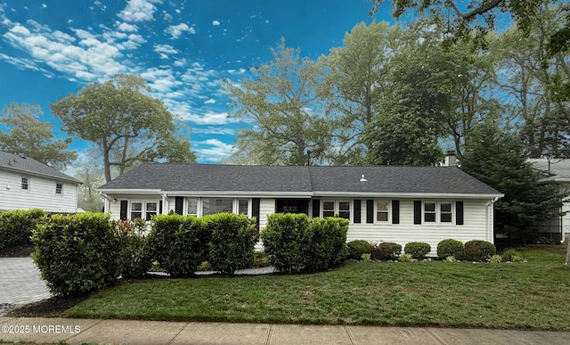 view of front of home featuring a front yard