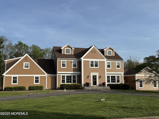 view of front facade featuring a front yard