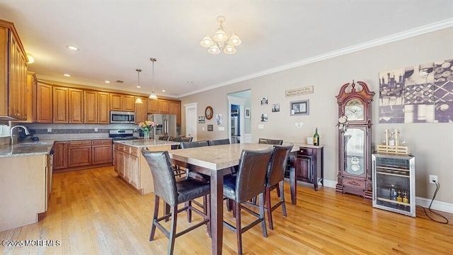 dining area featuring crown molding, baseboards, a notable chandelier, recessed lighting, and light wood-style flooring