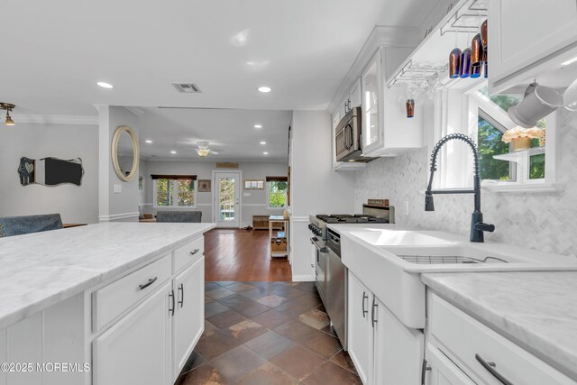 kitchen with visible vents, open floor plan, recessed lighting, white cabinetry, and tasteful backsplash
