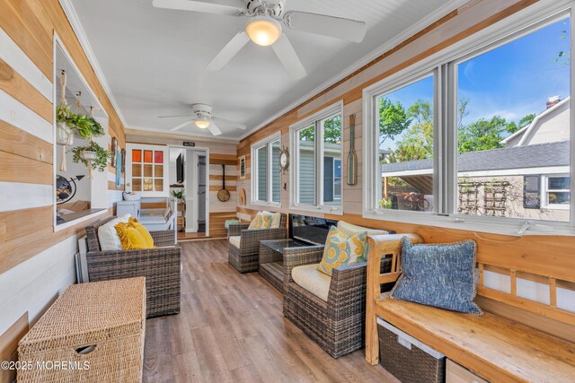 sunroom with ceiling fan