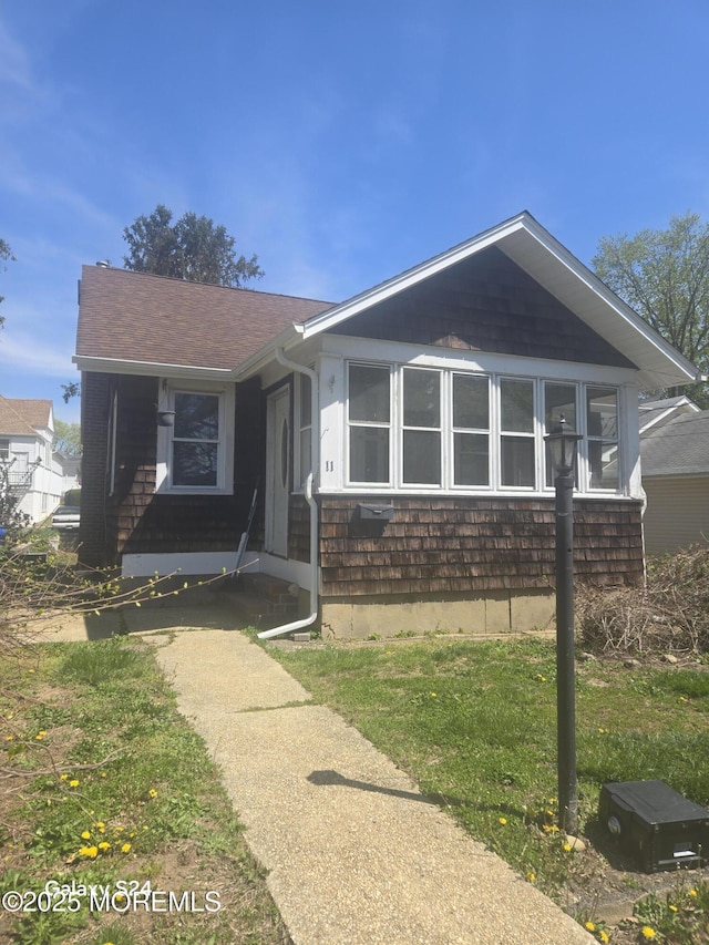 view of front of house with a front lawn