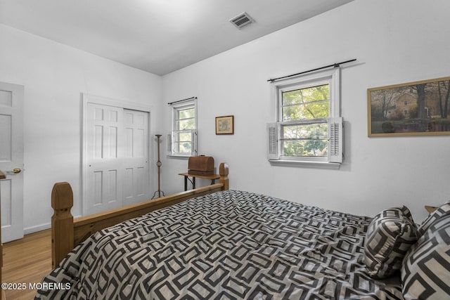 18 Schoolhouse Rd, Cream Ridge, NJ 08514 - bedroom featuring visible vents, multiple windows, wood finished floors, and a closet