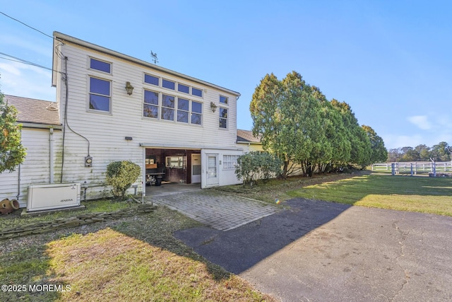 18 Schoolhouse Rd, Cream Ridge, NJ 08514 - view of front facade with a front lawn and fence