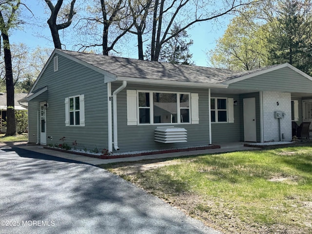 single story home featuring a shingled roof