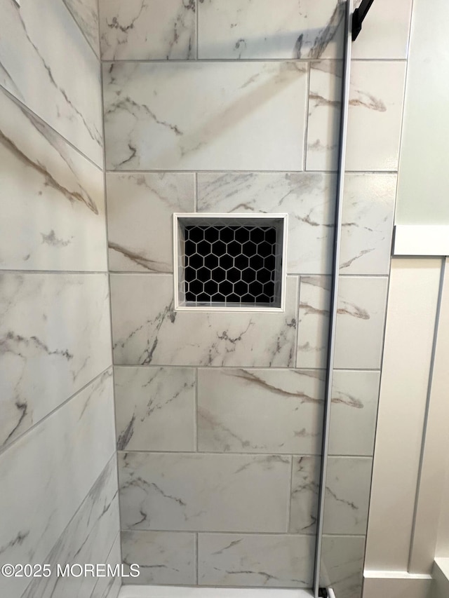 interior details with visible vents and a tile shower