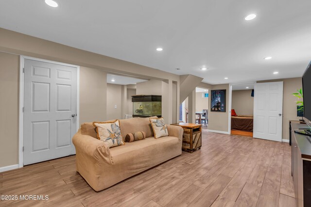 living room with light wood-style flooring, baseboards, and recessed lighting