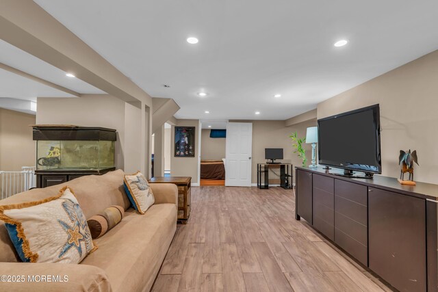 living area featuring light wood finished floors, baseboards, and recessed lighting