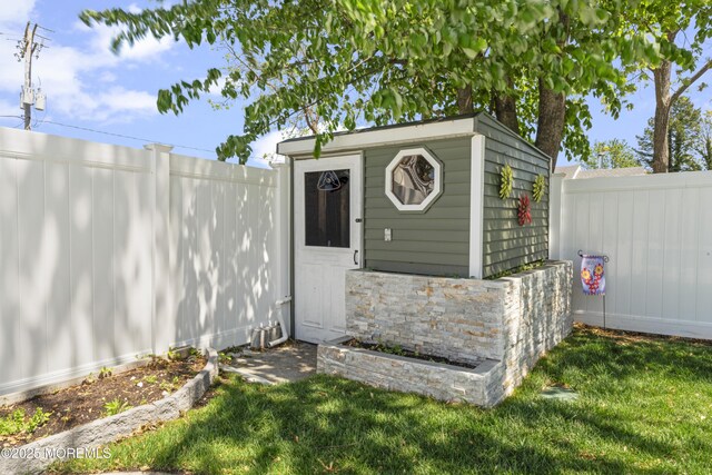 view of outdoor structure with an outdoor structure and a fenced backyard