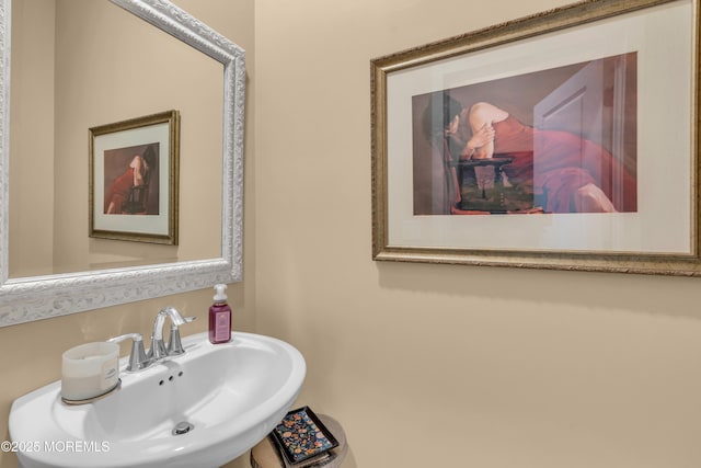 bathroom featuring a sink