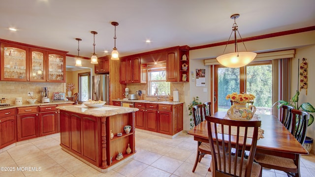 kitchen with a sink, decorative backsplash, open shelves, and freestanding refrigerator