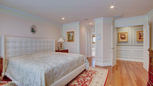 bedroom featuring visible vents, recessed lighting, light wood finished floors, and crown molding