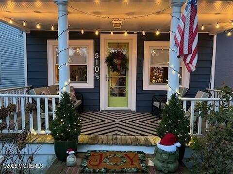 entrance to property featuring covered porch