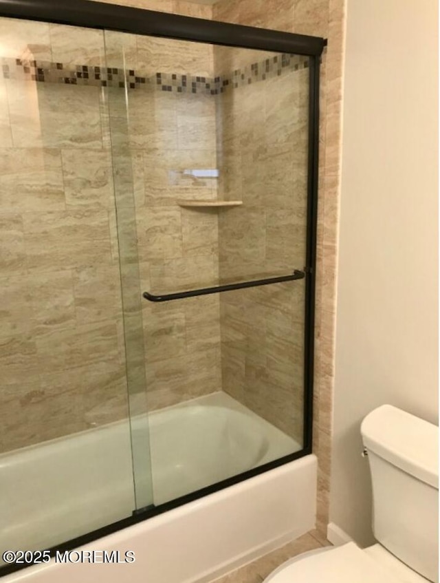 full bath with enclosed tub / shower combo and toilet