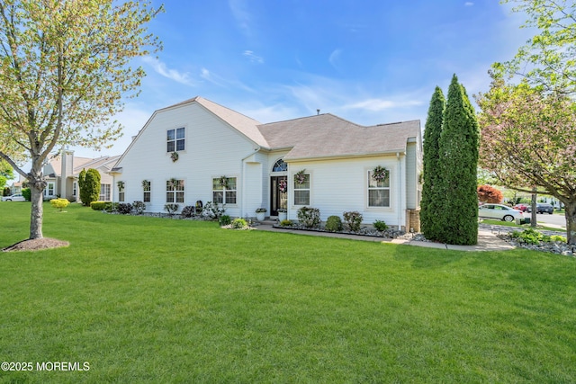 view of front of house featuring a front lawn