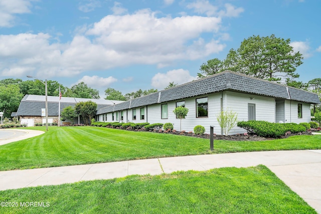 436A New Castle Ct, Manchester, NJ 08759 - ranch-style home featuring mansard roof and a front yard