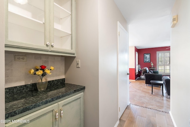 436A New Castle Ct, Manchester, NJ 08759 - bar featuring baseboards and backsplash