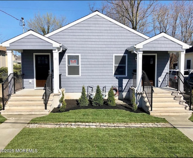 view of front of house featuring a front yard