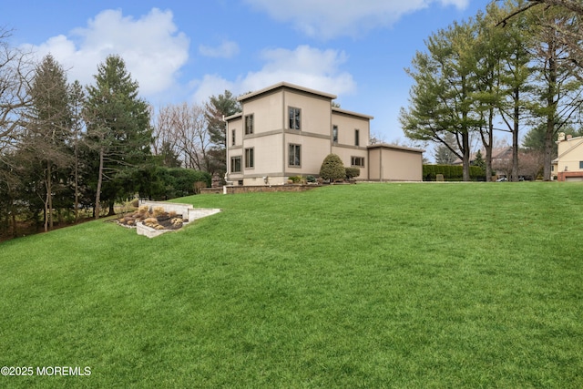 view of green lawn