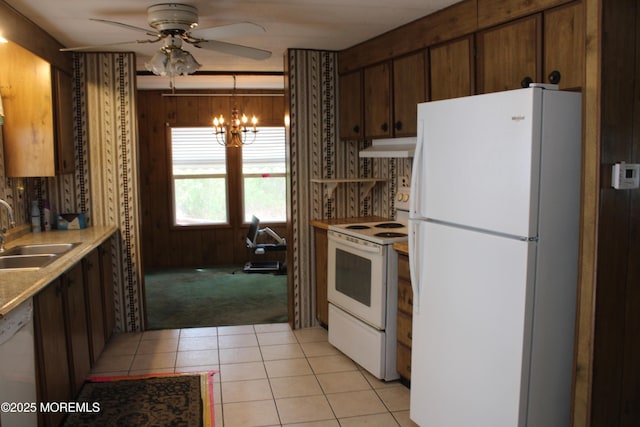 kitchen with white appliances, light countertops, under cabinet range hood, a sink, and ceiling fan with notable chandelier