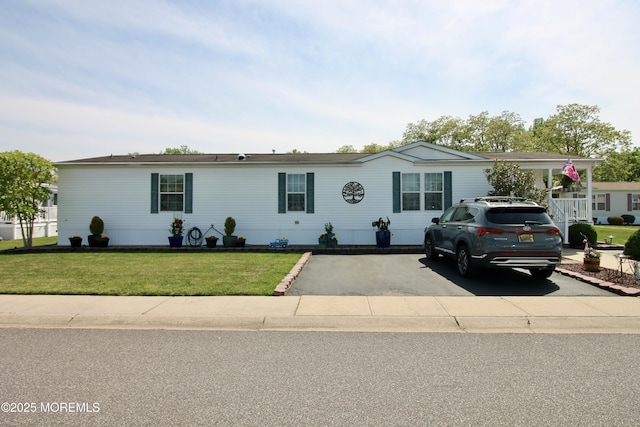 397 Finch Way, Freehold, NJ 07728 - manufactured / mobile home with a front lawn